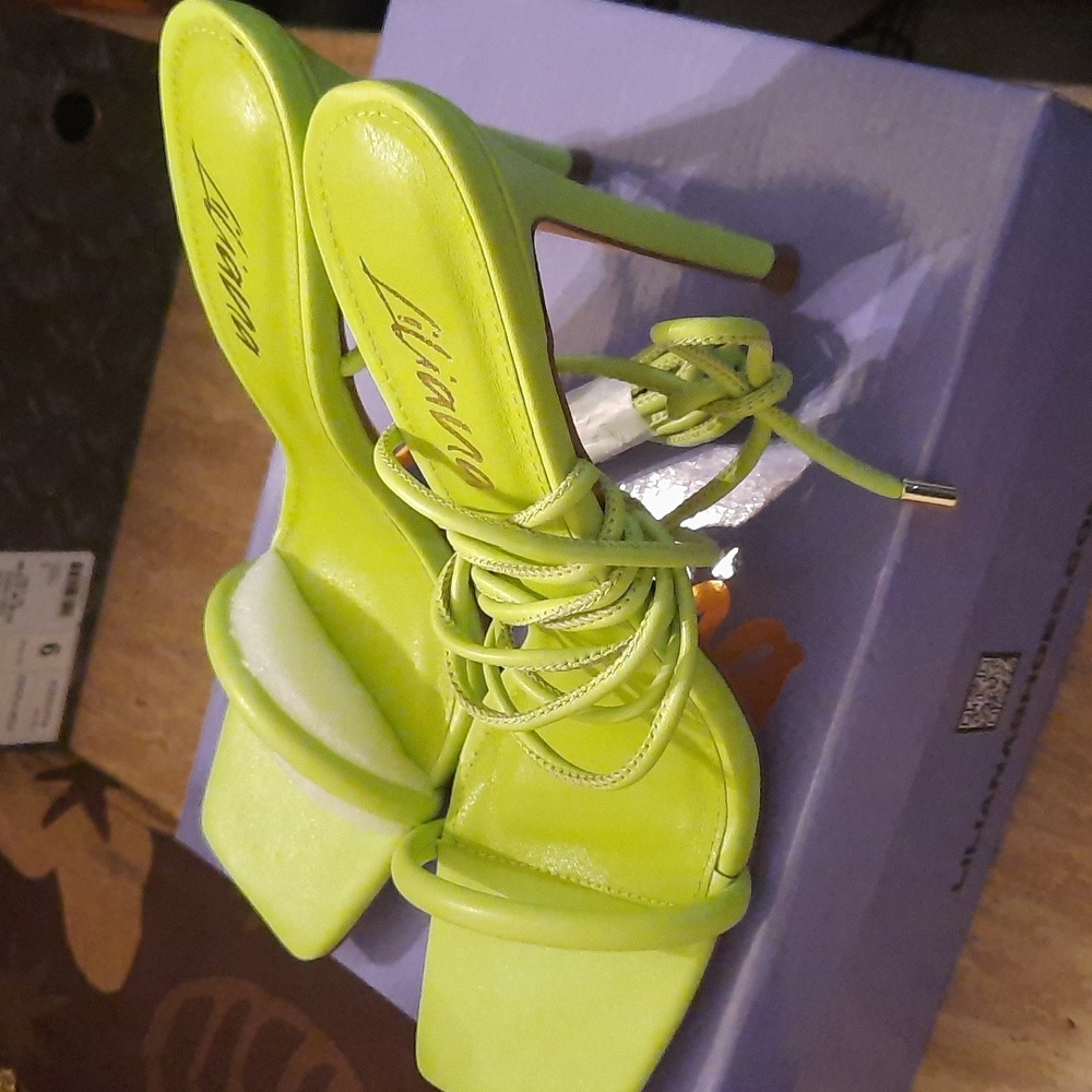 A lemon  heels